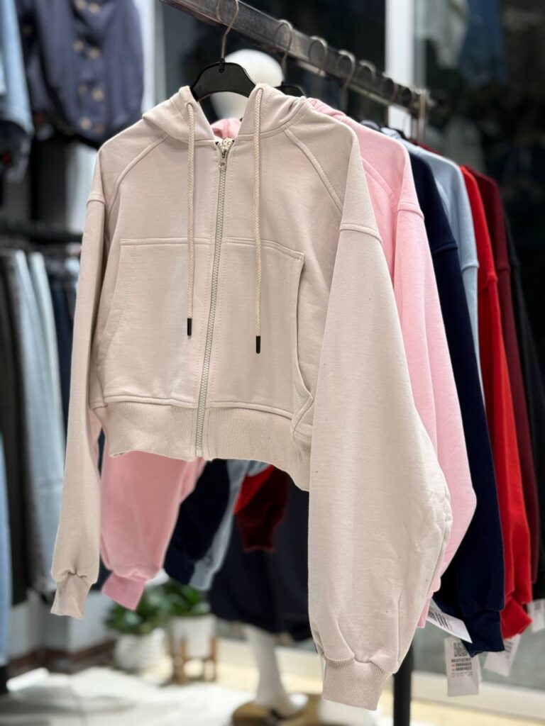⁨  bershka کراپ سوئیشرت کلاهدار