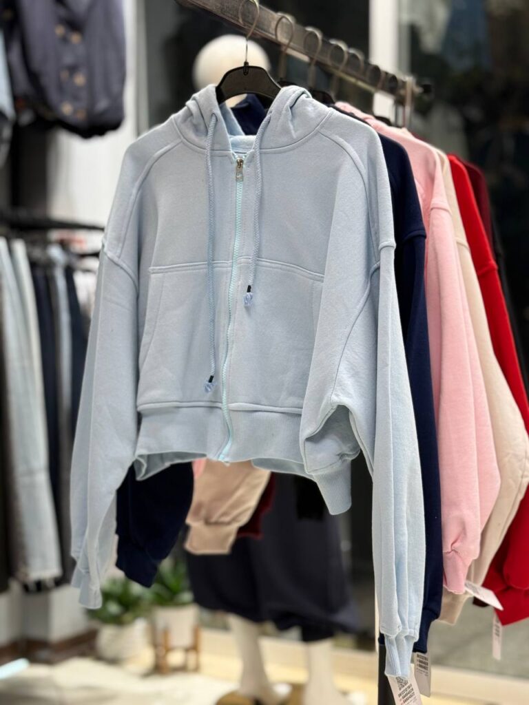 ⁨  bershka کراپ سوئیشرت کلاهدار